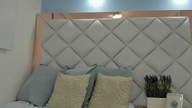 Snapshot of crystalstonee chatting on April 13, 10:26 pm crystalstonee online show from April 13, 10:26 pm