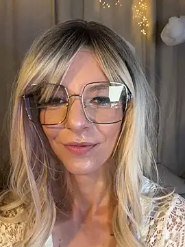 Snapshot of Olivia-Brooks chatting on February 22, 9:13 pm Olivia-Brooks online show from February 22, 9:13 pm