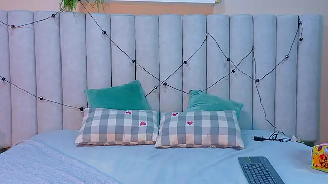 AnnieRouse   online show from February 8, 11:46 am