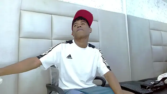 Snapshot of TonnyMarck chatting on February 24, 3:15 am TonnyMarck online show from February 24, 3:15 am