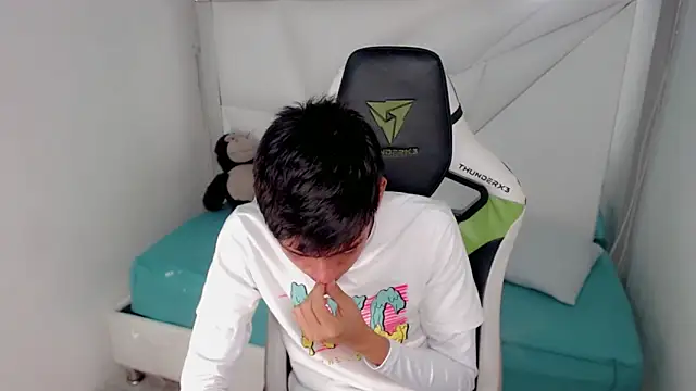 Snapshot of Liarr_ chatting on February 23, 8:06 pm Liarr online show from February 23, 8:06 pm