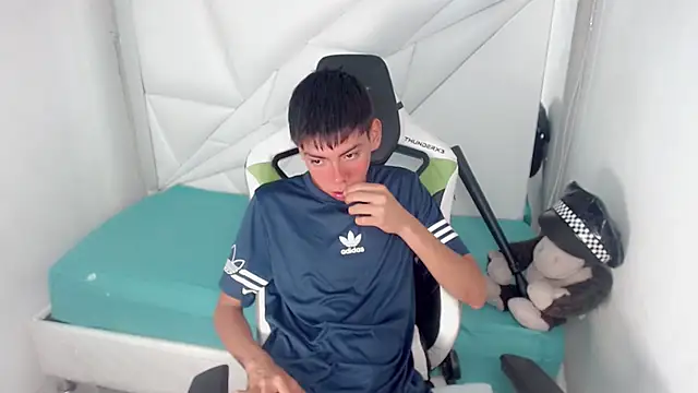 Snapshot of Liarr_ chatting on February 27, 8:09 pm Liarr online show from February 27, 8:09 pm