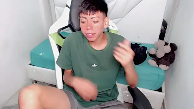 Snapshot of Liarr_ chatting on March 3, 8:04 pm Liarr online show from March 3, 8:04 pm