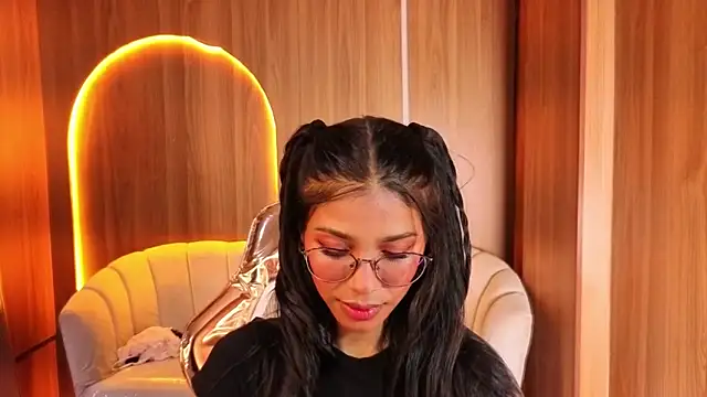 Snapshot of Alina_b_ chatting on May 5, 8:06 pm Alina b online show from May 5, 8:06 pm