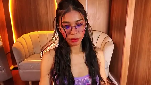 Snapshot of Alina_b_ chatting on May 6, 7:52 pm Alina b online show from May 6, 7:52 pm