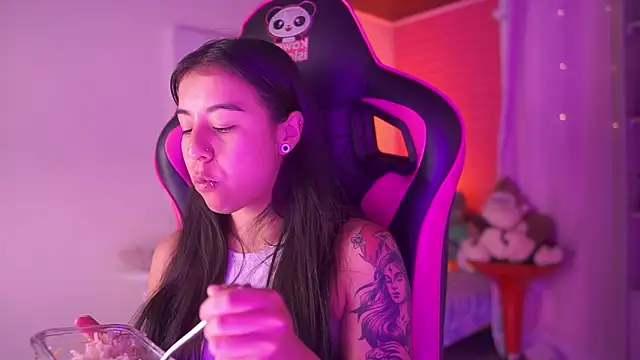 Snapshot of mavi_boo chatting on February 2, 8:29 pm mavi boo online show from February 2, 8:29 pm