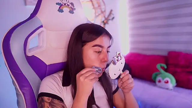 Snapshot of mavi_boo chatting on February 13, 6:59 pm mavi boo online show from February 13, 6:59 pm