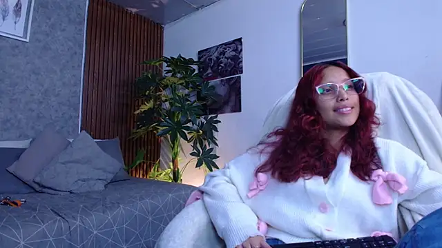 Snapshot of saphire_ chatting on February 11, 8:47 pm saphire online show from February 11, 8:47 pm