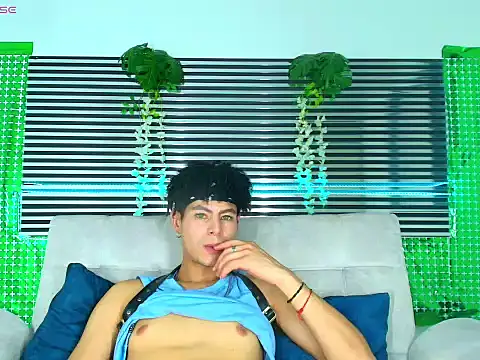 ThiiagoSaeenz online show from March 19, 4:49 am