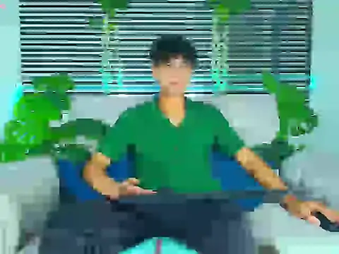 ThiiagoSaeenz online show from April 13, 3:39 pm