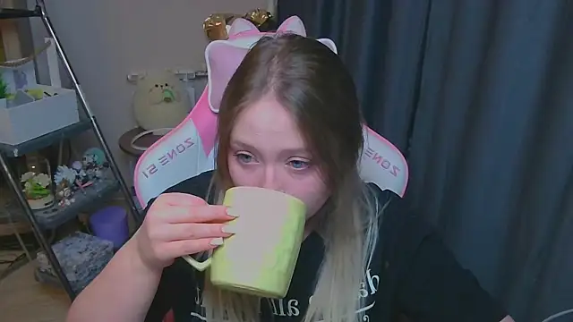 Emiliaaah online show from February 4, 5:08 pm