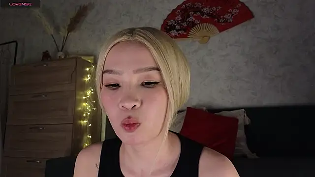 Snapshot of saya_li11 chatting on February 9, 4:27 am saya li11 online show from February 9, 4:27 am