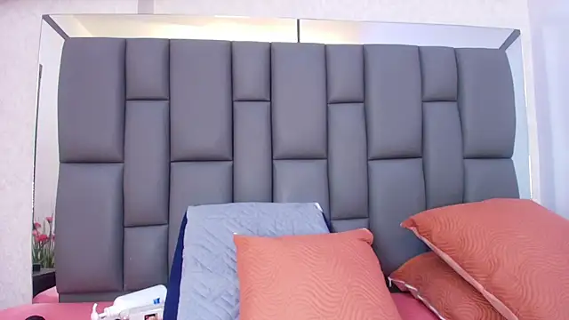 melany roberts  online show from April 17, 3:09 am