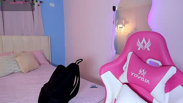 Snapshot of LOU_22_ chatting on February 19, 12:45 pm LOU 22 online show from February 19, 12:45 pm