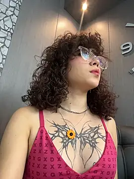 Snapshot of luci_butterfly chatting on February 4, 8:25 pm luci butterfly online show from February 4, 8:25 pm