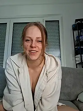 Snapshot of Larifari0406 chatting on March 3, 1:28 pm Larifari0406 online show from March 3, 1:28 pm