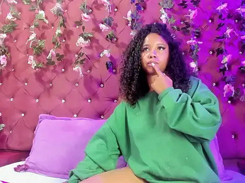 Snapshot of Lunaa_Brunettee chatting on February 5, 3:11 am Lunaa Brunettee online show from February 5, 3:11 am