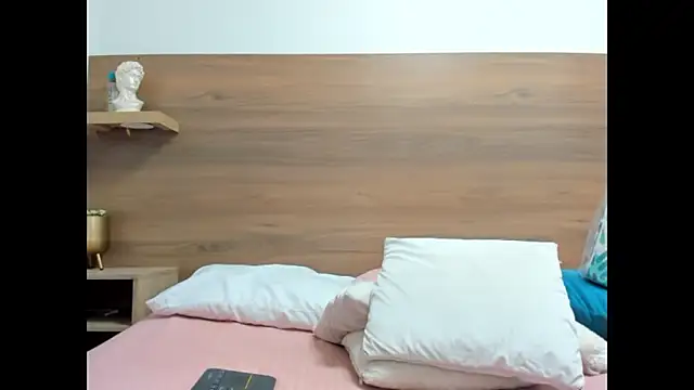 luz-miiaa online show from February 13, 12:01 pm