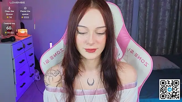 Snapshot of amyfallinlove chatting on February 17, 3:29 pm amyfallinlove online show from February 17, 3:29 pm