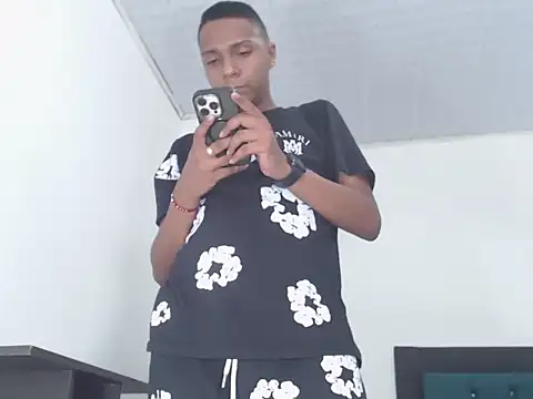 Snapshot of hotboyluxe chatting on April 26, 6:44 am hotboyluxe online show from April 26, 6:44 am