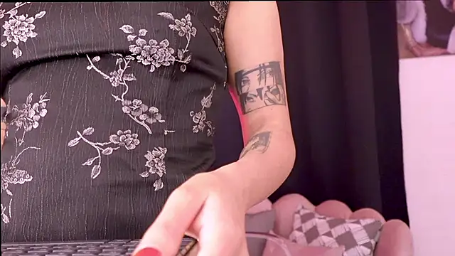 dakotacollins  online show from April 13, 3:12 am