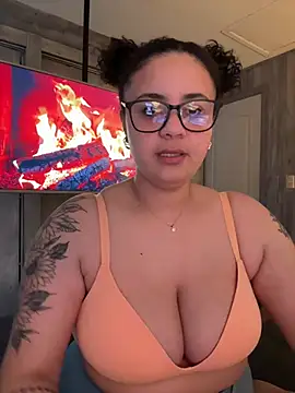 Snapshot of BabyChanntal chatting on February 18, 9:44 pm BabyChanntal online show from February 18, 9:44 pm