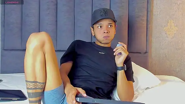 Alejandroo Montenegro online show from March 22, 10:13 pm