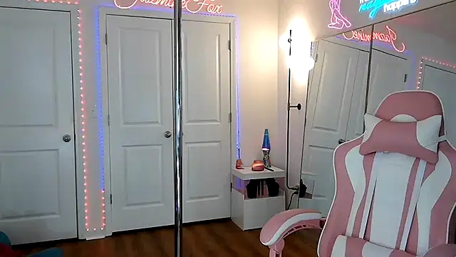 JazmineFoxx online show from May 7, 8:14 pm