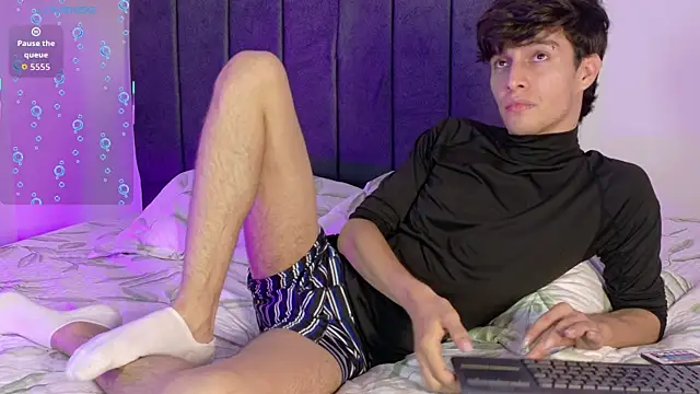 Snapshot of axxxel_twink chatting on June 22, 3:25 am axxxel twink online show from June 22, 3:25 am