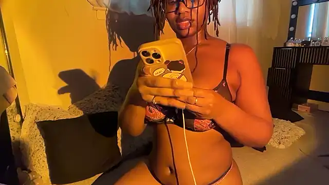 Snapshot of SunniSoles99 chatting on February 17, 1:40 pm SunniSoles99 online show from February 17, 1:40 pm