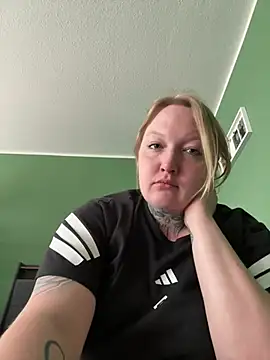 Snapshot of Lolaaxxx13 chatting on May 28, 11:40 am Lolaaxxx13 online show from May 28, 11:40 am