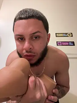 Snapshot of Tu_PaPi_Favorito chatting on February 5, 4:17 am Tu PaPi Favorito online show from February 5, 4:17 am