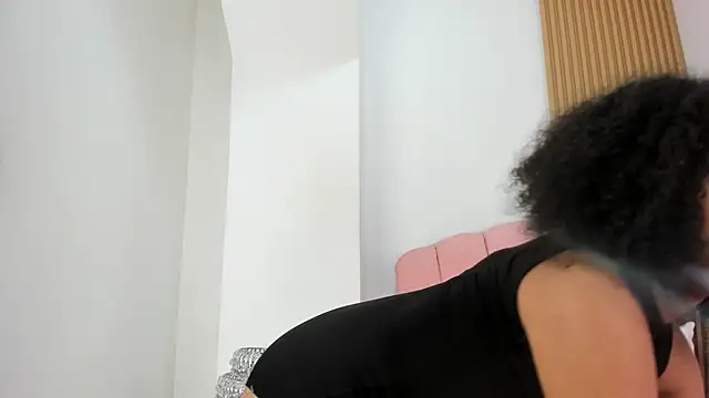 Snapshot of lara_spaark chatting on February 24, 7:23 pm lara spaark online show from February 24, 7:23 pm