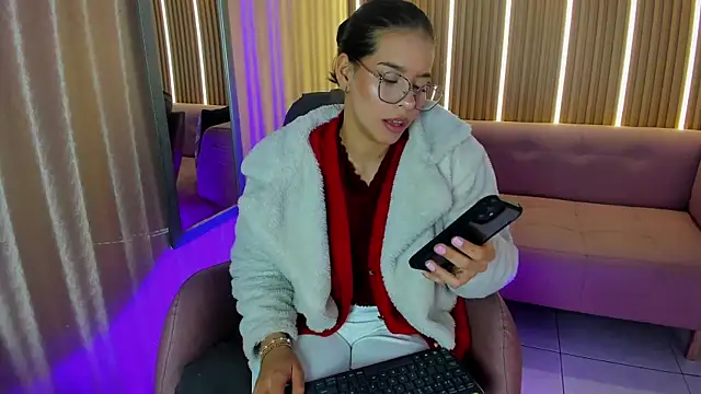 Snapshot of Luna_Millers chatting on May 9, 4:17 am Luna Millers online show from May 9, 4:17 am