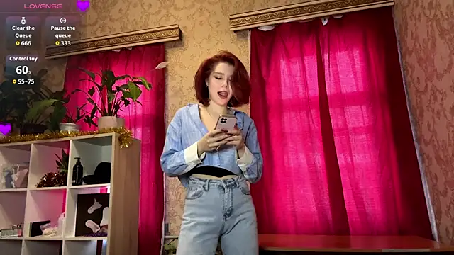 Snapshot of LaurynGeisinger chatting on February 5, 1:49 pm LaurynGeisinger online show from February 5, 1:49 pm