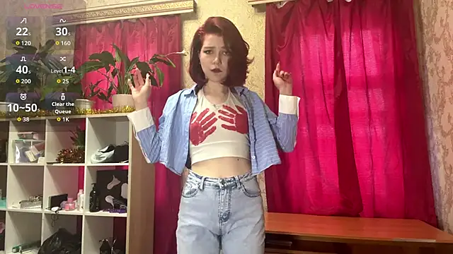 Snapshot of LaurynGeisinger chatting on February 22, 2:26 pm LaurynGeisinger online show from February 22, 2:26 pm