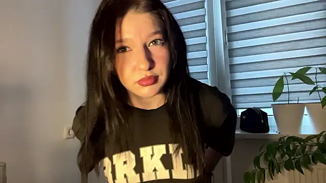 Snapshot of Sarahsolara chatting on February 17, 2:02 pm Sarahsolara online show from February 17, 2:02 pm