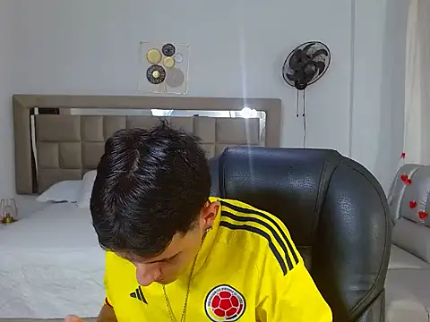 Snapshot of eroboyxox chatting on February 19, 7:32 pm eroboyxox online show from February 19, 7:32 pm