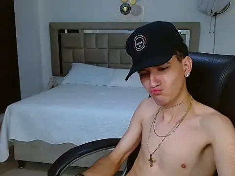 Snapshot of eroboyxox chatting on February 24, 9:02 pm eroboyxox online show from February 24, 9:02 pm