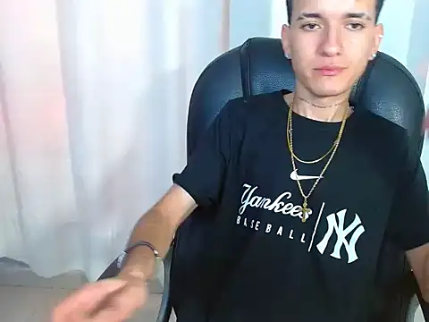 Snapshot of eroboyxox chatting on February 25, 8:07 pm eroboyxox online show from February 25, 8:07 pm