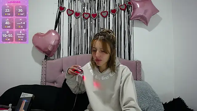 Snapshot of emily_cooper_pym chatting on February 13, 12:01 pm emily cooper pym online show from February 13, 12:01 pm