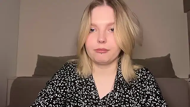 Snapshot of Ophelia_Ritz chatting on April 6, 11:16 pm Ophelia Ritz online show from April 6, 11:16 pm