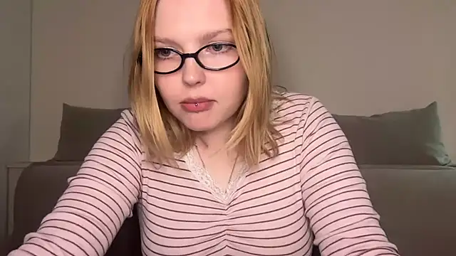 Snapshot of Ophelia_Ritz chatting on May 3, 11:22 pm Ophelia Ritz online show from May 3, 11:22 pm