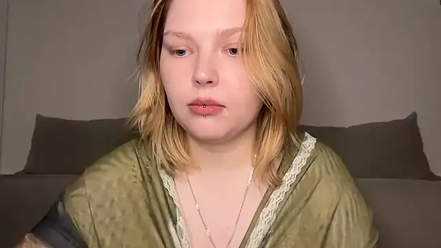 Snapshot of Ophelia_Ritz chatting on May 14, 11:22 pm Ophelia Ritz online show from May 14, 11:22 pm