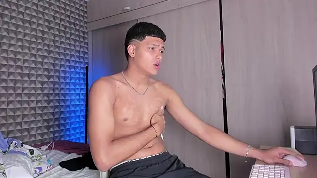 Snapshot of Keinner_BigDick chatting on February 19, 11:23 pm Keinner BigDick online show from February 19, 11:23 pm