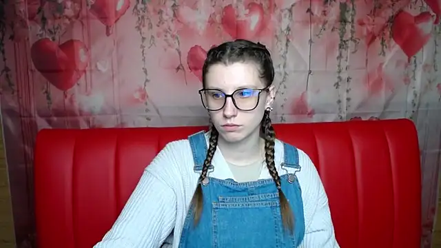 Snapshot of LilianaShine chatting on February 18, 6:09 am LilianaShine online show from February 18, 6:09 am