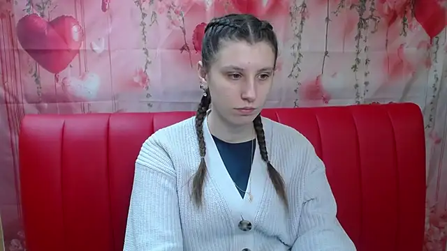 Snapshot of LilianaShine chatting on February 22, 6:13 am LilianaShine online show from February 22, 6:13 am