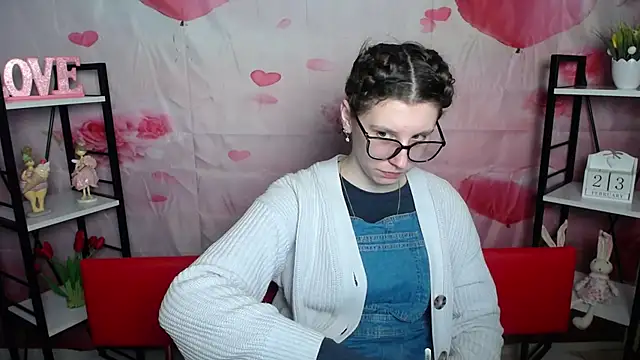 Snapshot of LilianaShine chatting on February 23, 6:11 am LilianaShine online show from February 23, 6:11 am