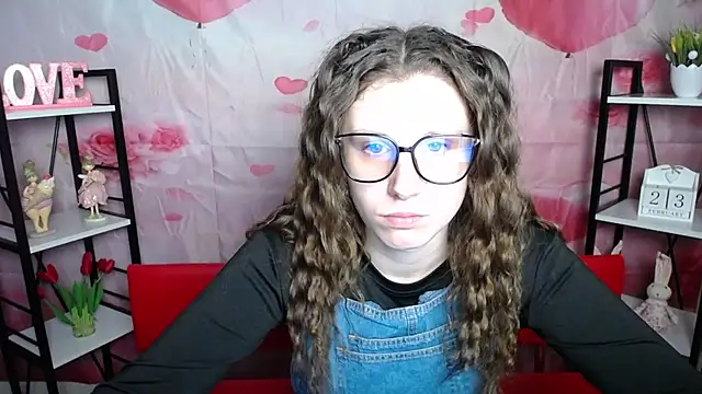 Snapshot of LilianaShine chatting on February 24, 6:11 am LilianaShine online show from February 24, 6:11 am