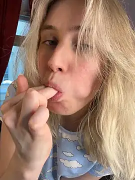 Snapshot of LovelyMiu chatting on February 4, 2:01 pm LovelyMiu online show from February 4, 2:01 pm